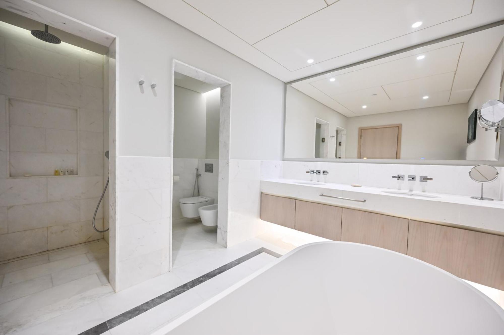 Stylish 1-br Retreat With Sweeping Views In Palm Tower