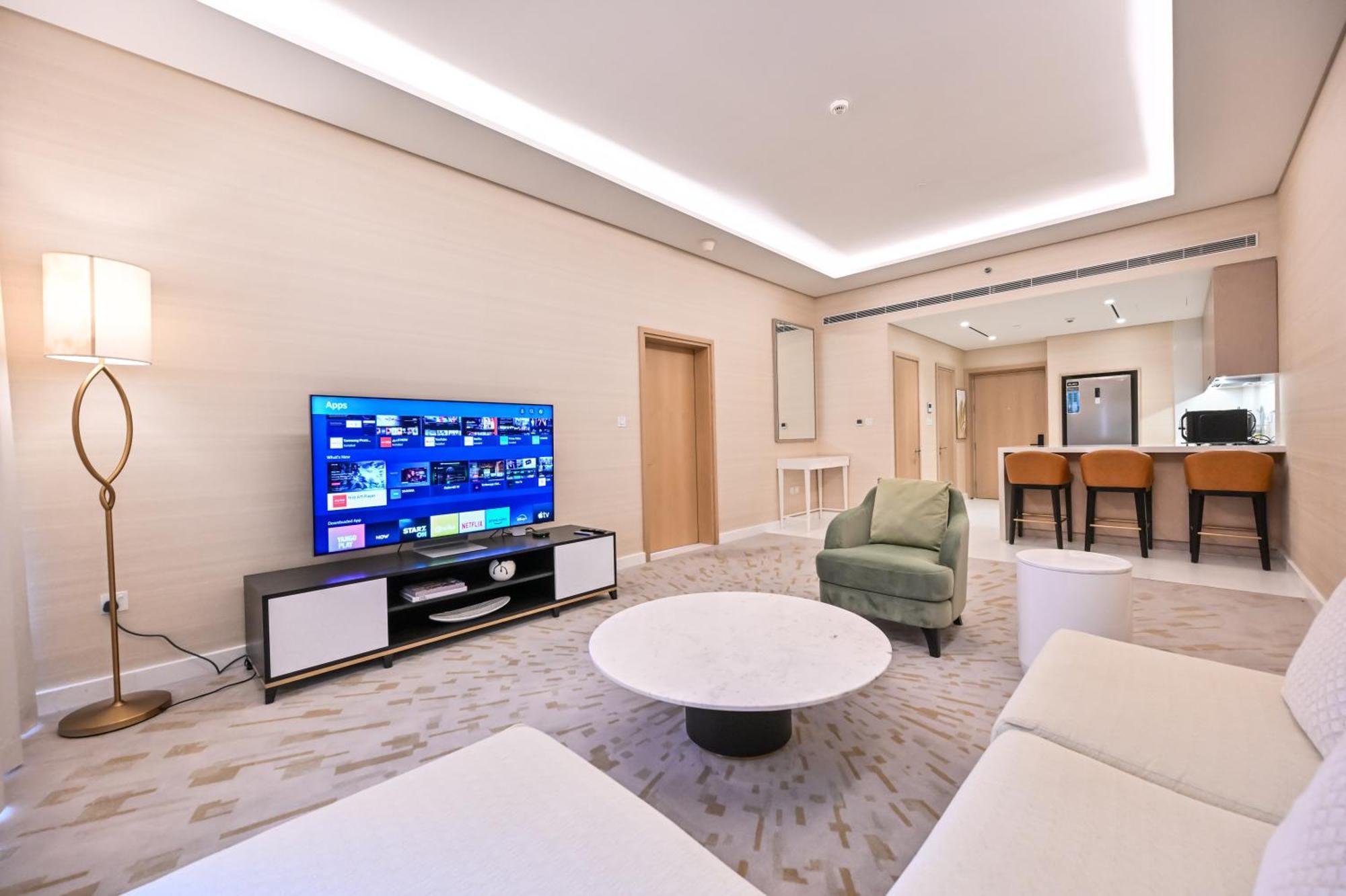 Apartment Stylish 1-br Retreat With Sweeping Views In Palm Tower