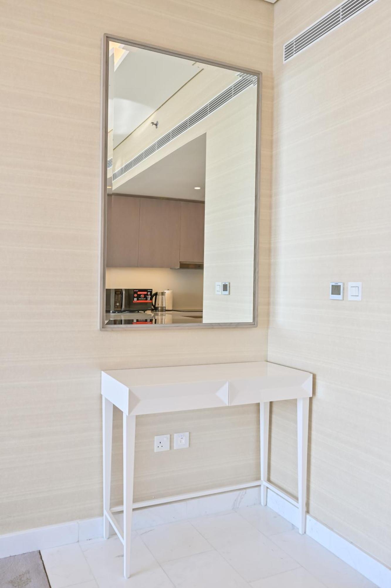 Apartment Stylish 1-br Retreat With Sweeping Views In Palm Tower