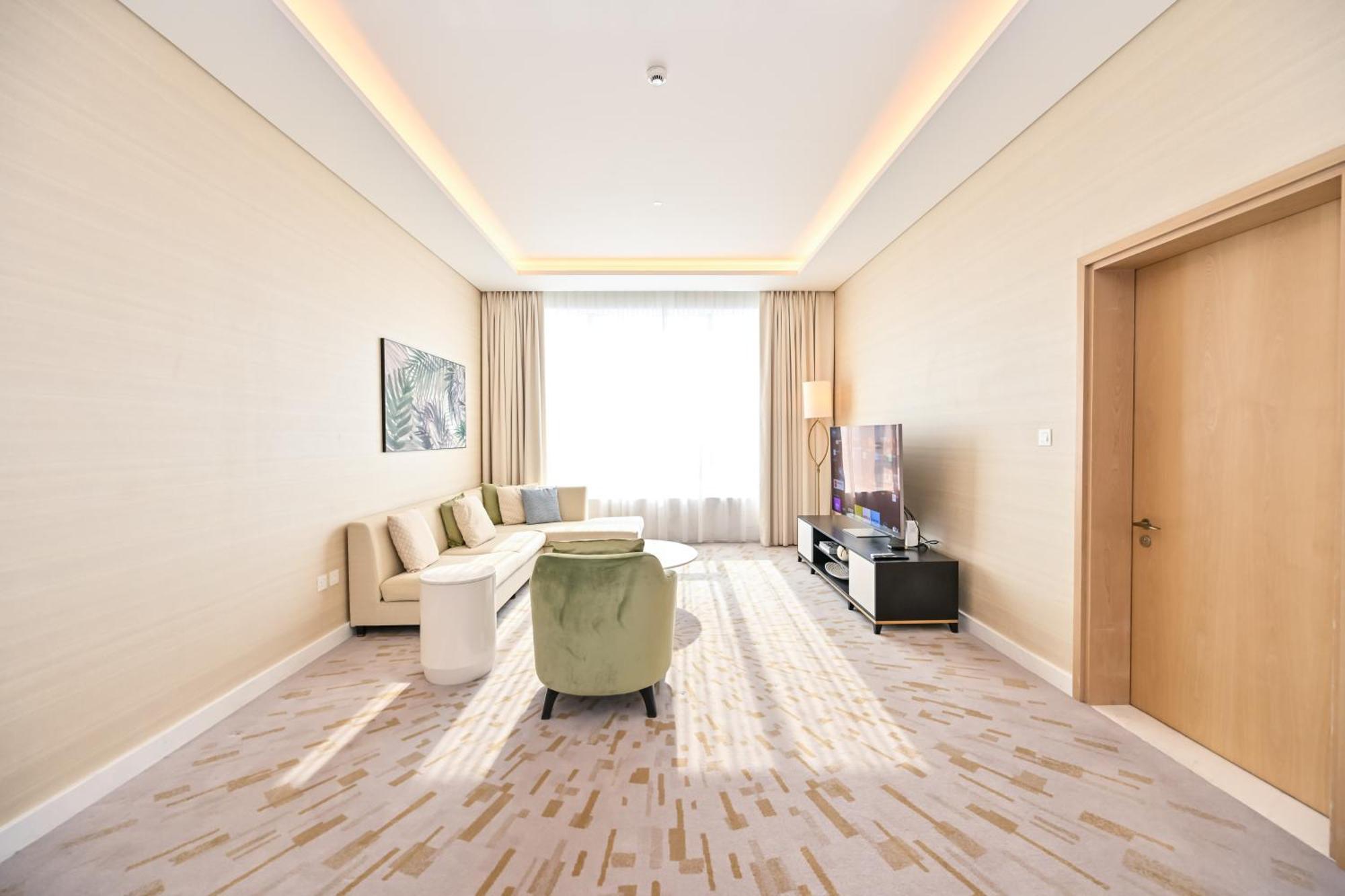 Stylish 1-br Retreat With Sweeping Views In Palm Tower Apartment *