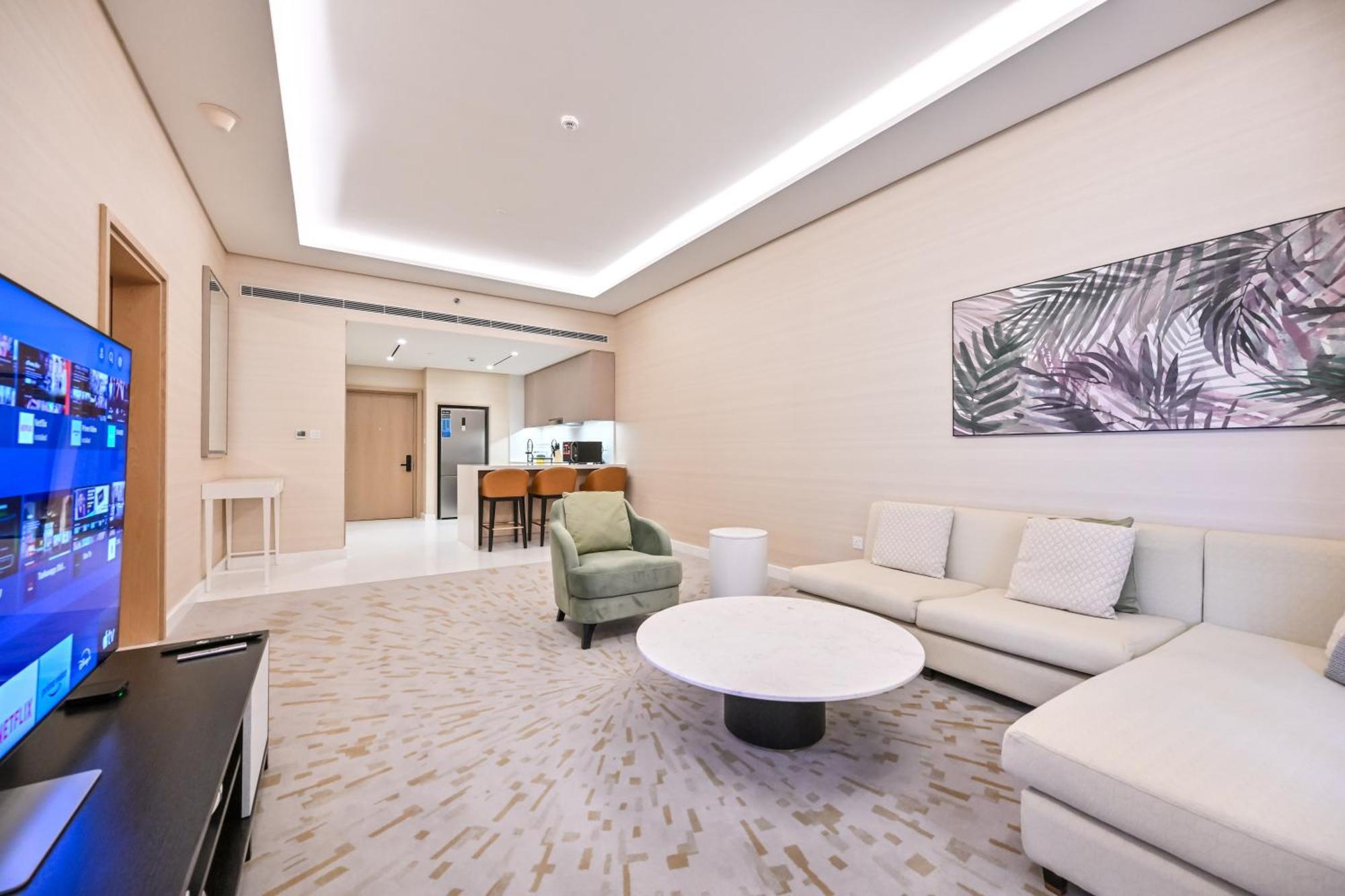 Apartment Stylish 1-br Retreat With Sweeping Views In Palm Tower