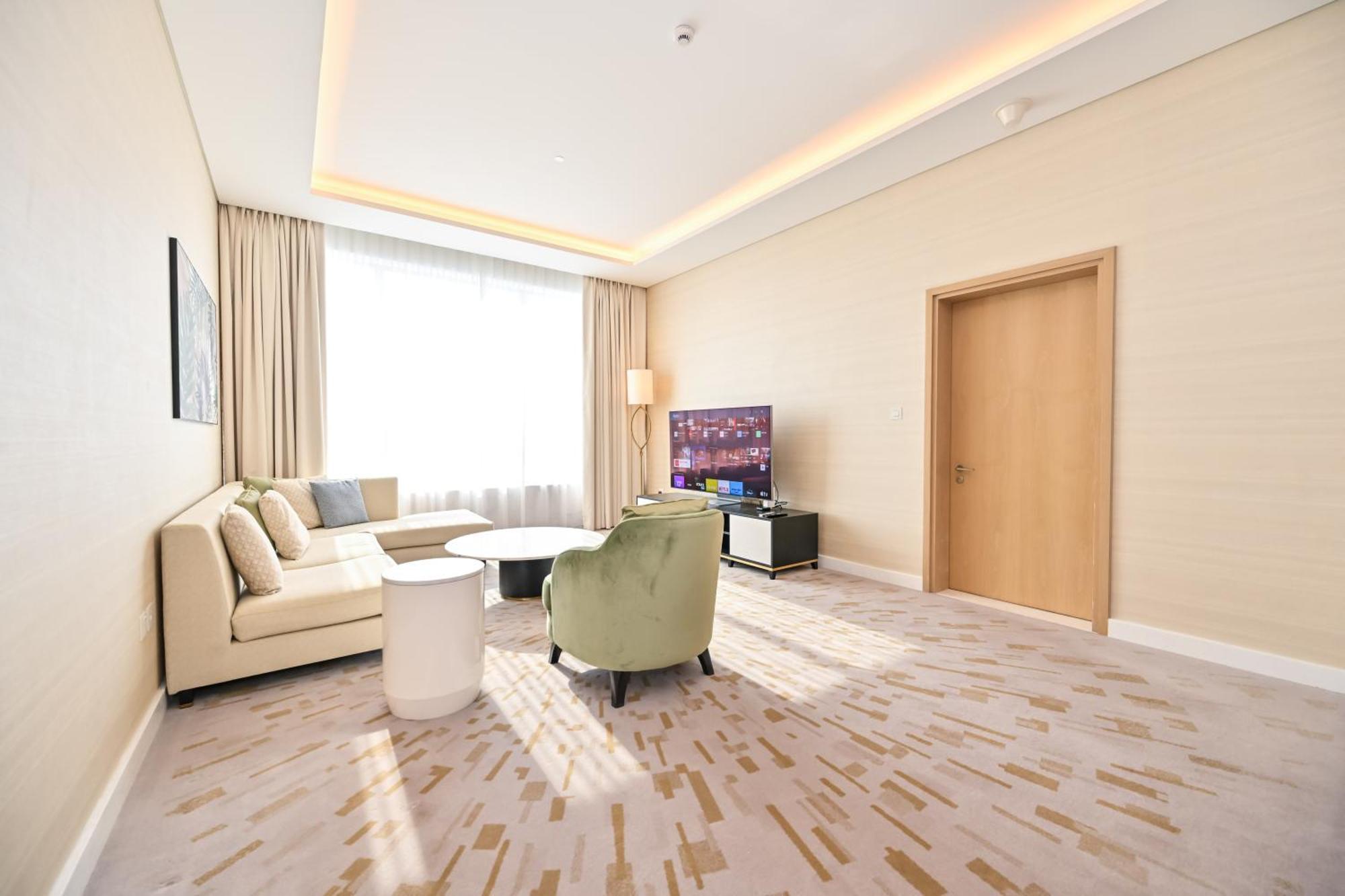 Apartment Stylish 1-br Retreat With Sweeping Views In Palm Tower Dubai