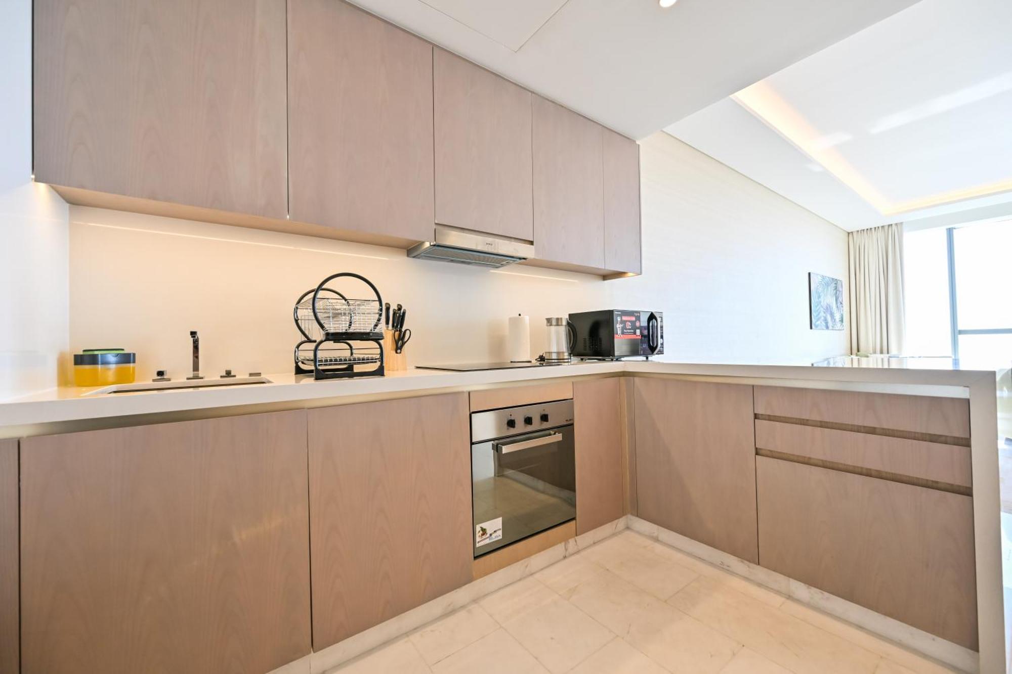 Apartment Stylish 1-br Retreat With Sweeping Views In Palm Tower Dubai