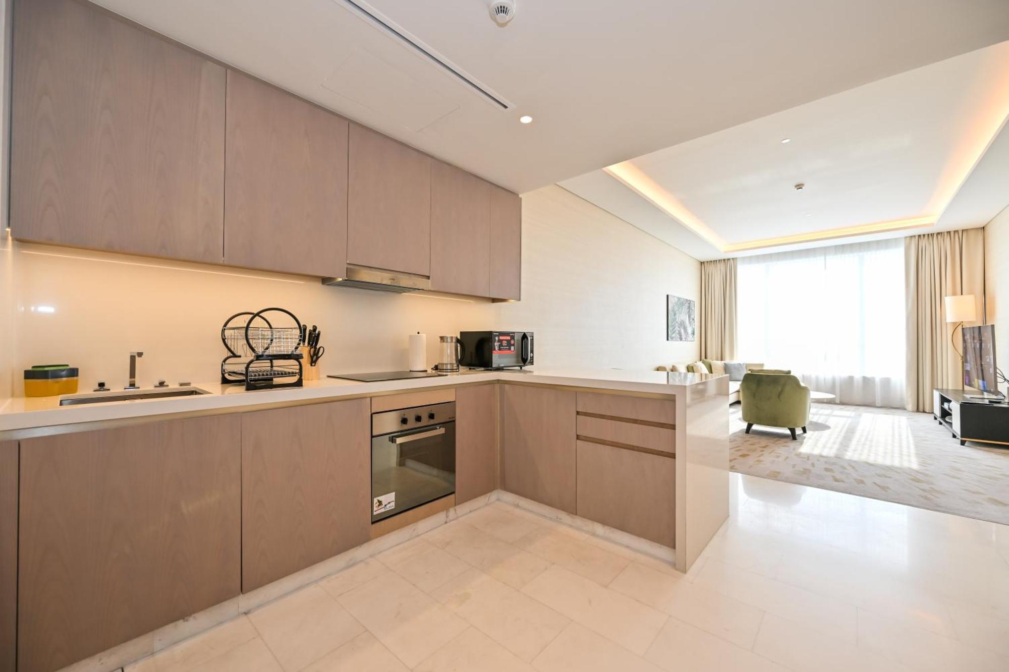 Apartment Stylish 1-br Retreat With Sweeping Views In Palm Tower Dubai