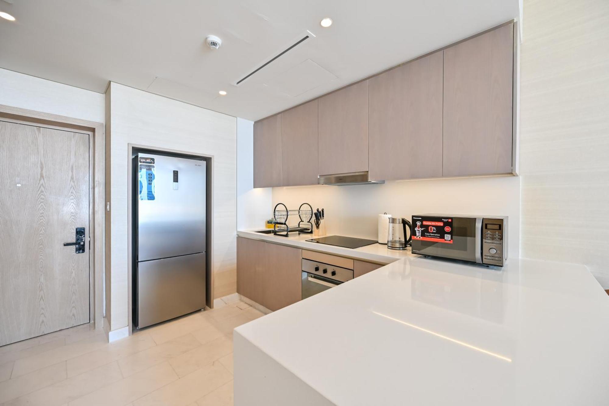 Stylish 1-br Retreat With Sweeping Views In Palm Tower Apartment