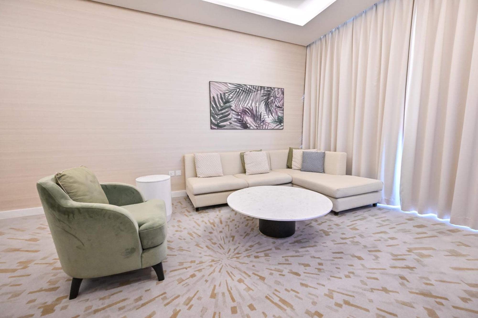 Stylish 1-br Retreat With Sweeping Views In Palm Tower Apartment *