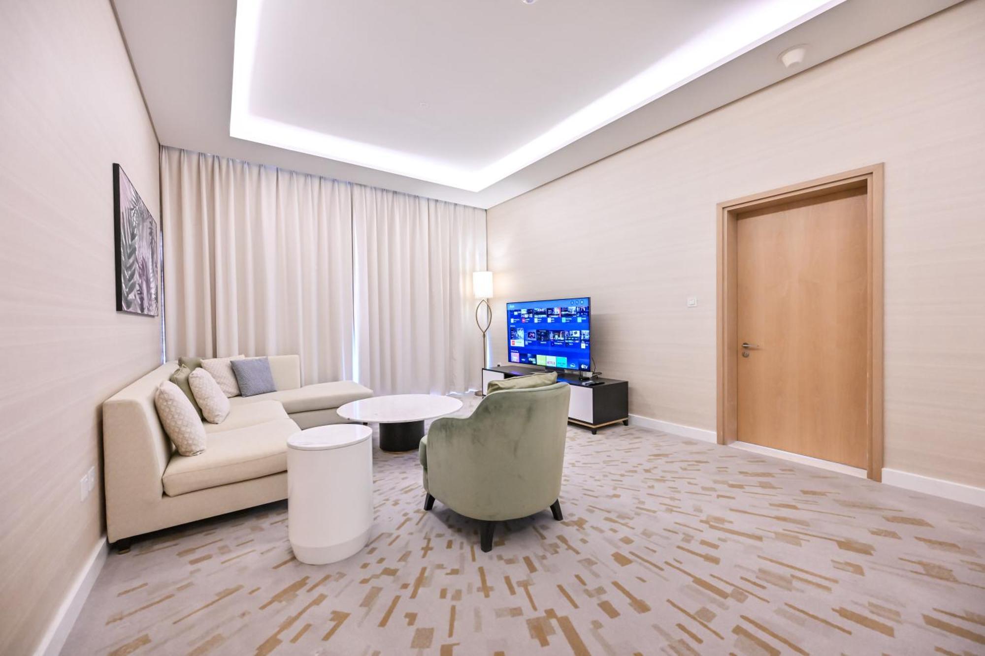 Apartment Stylish 1-br Retreat With Sweeping Views In Palm Tower Dubai