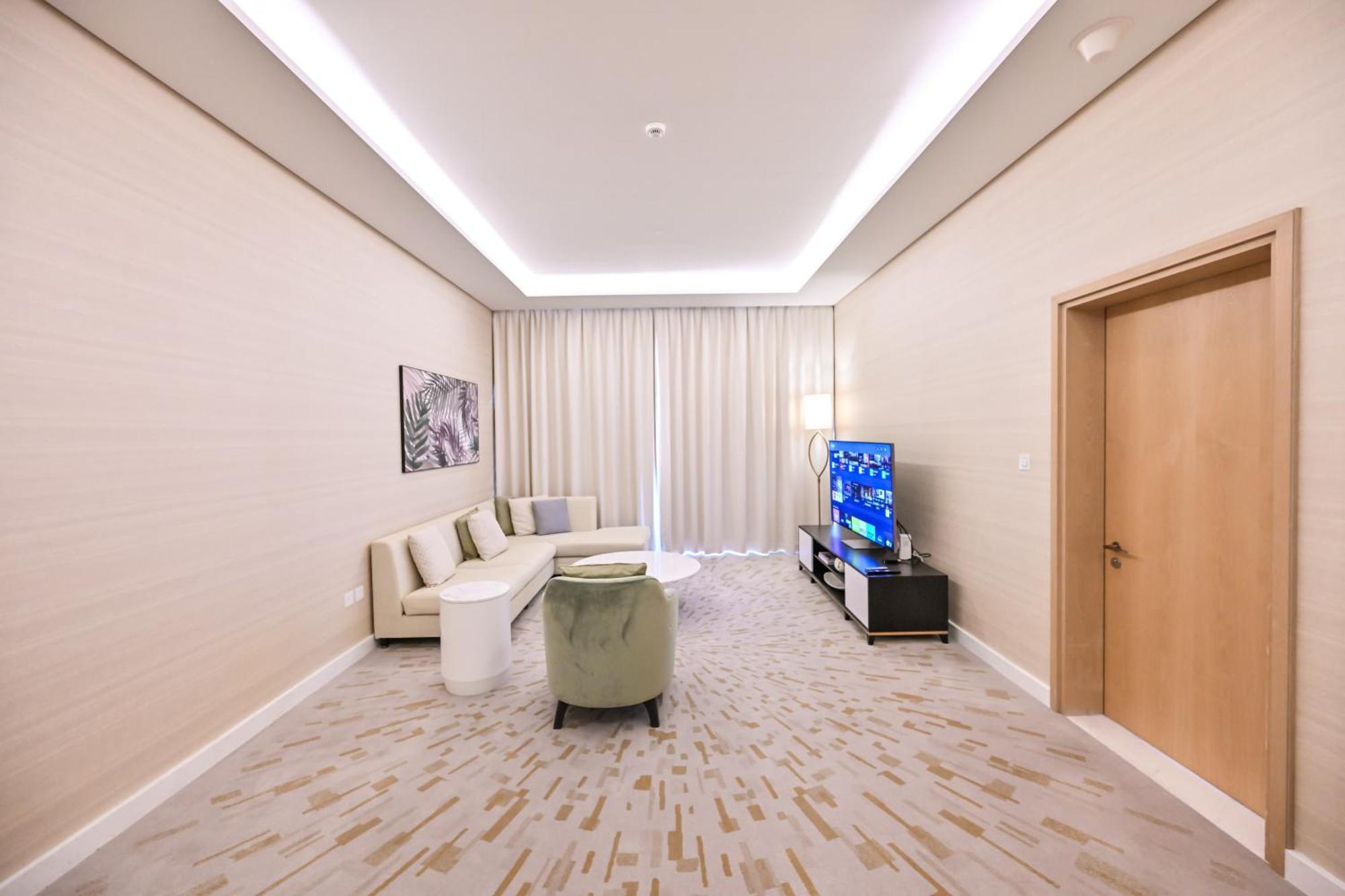 Stylish 1-br Retreat With Sweeping Views In Palm Tower