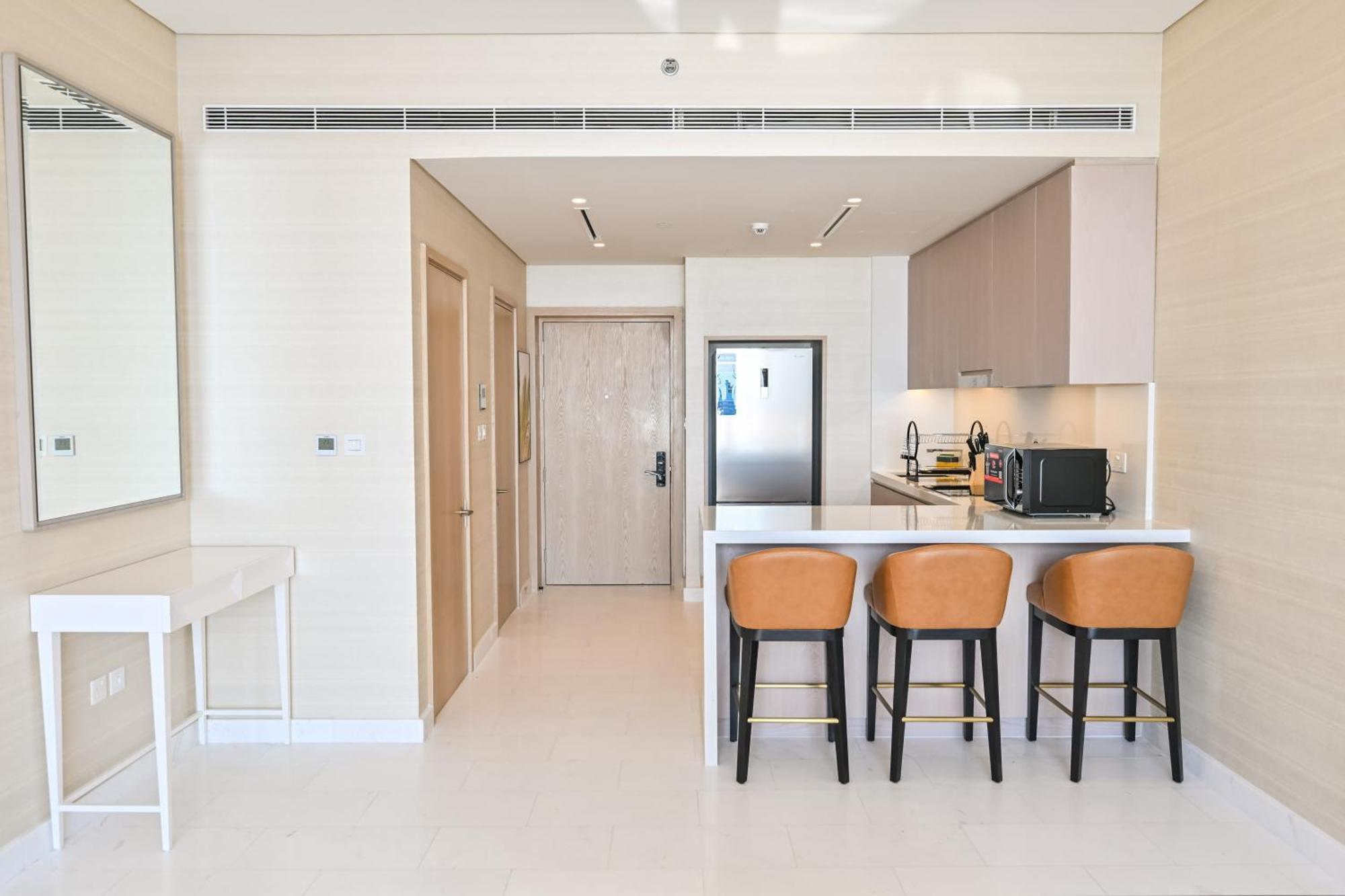 Stylish 1-br Retreat With Sweeping Views In Palm Tower Apartment *