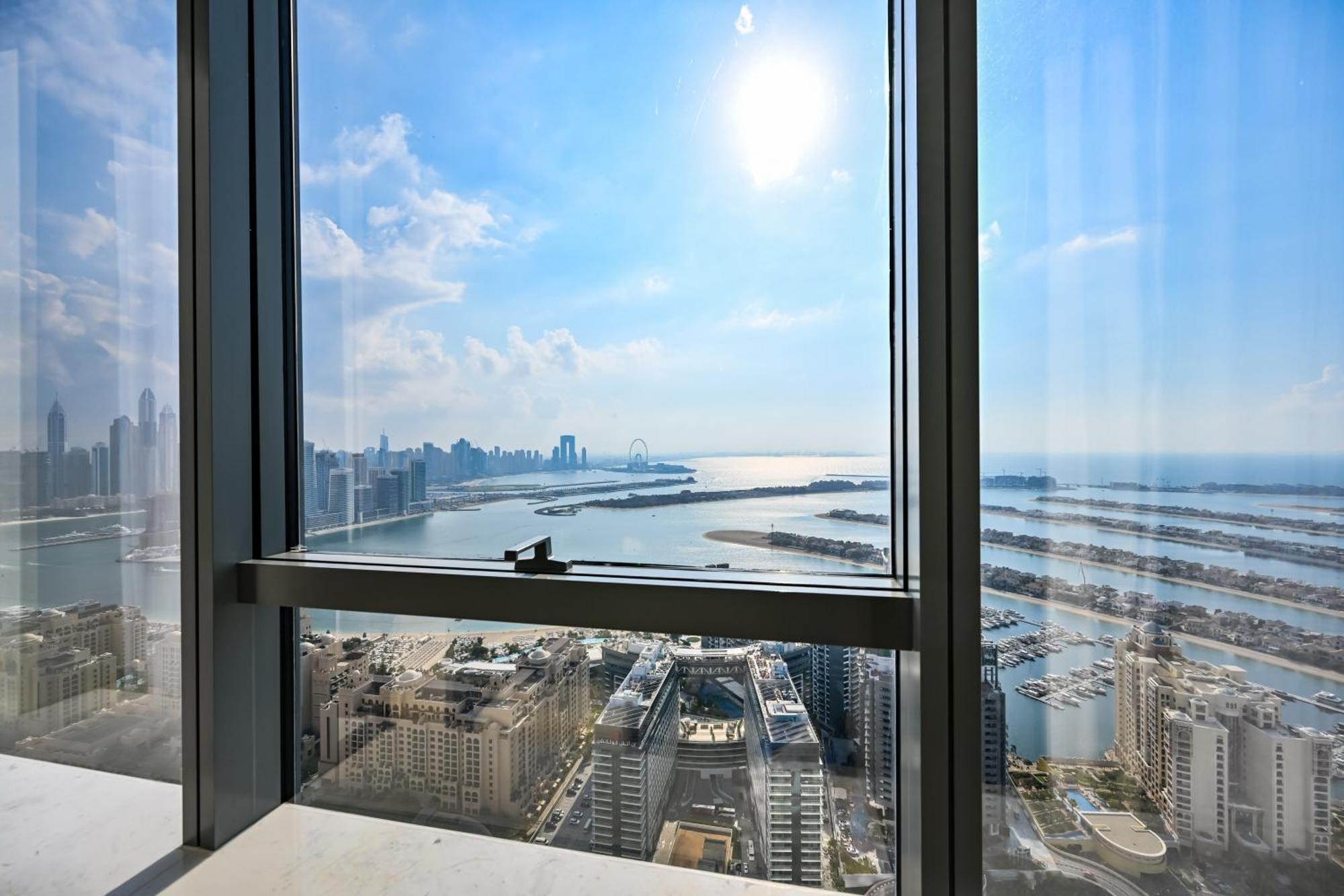 Apartment Stylish 1-br Retreat With Sweeping Views In Palm Tower Dubai